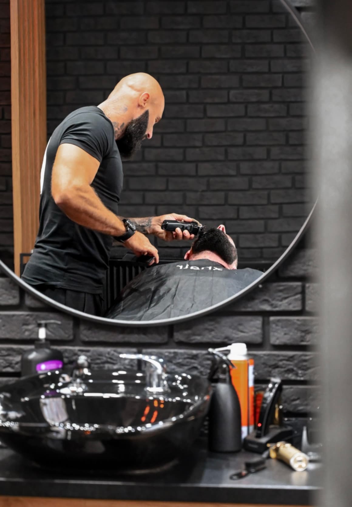 Wnętrze salonu Bald Barber w Inowrocławiu, strzyżenie przy lustrze