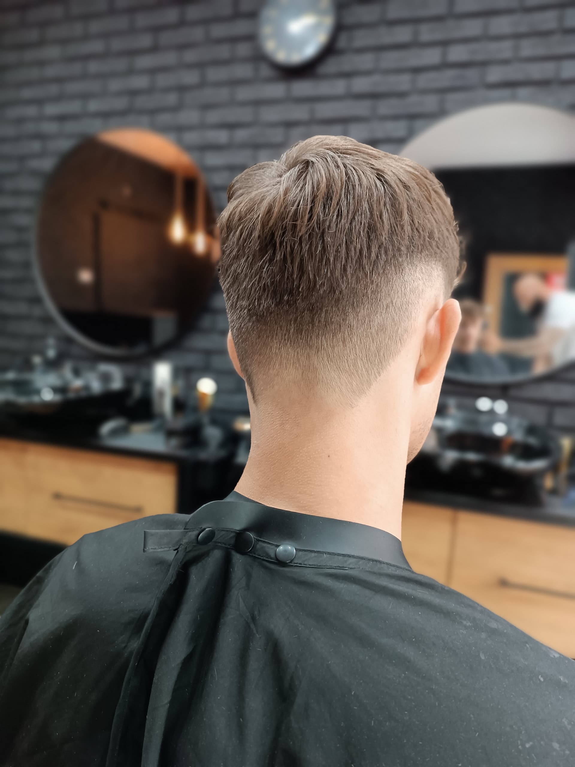 Clean fade, widok z tyłu