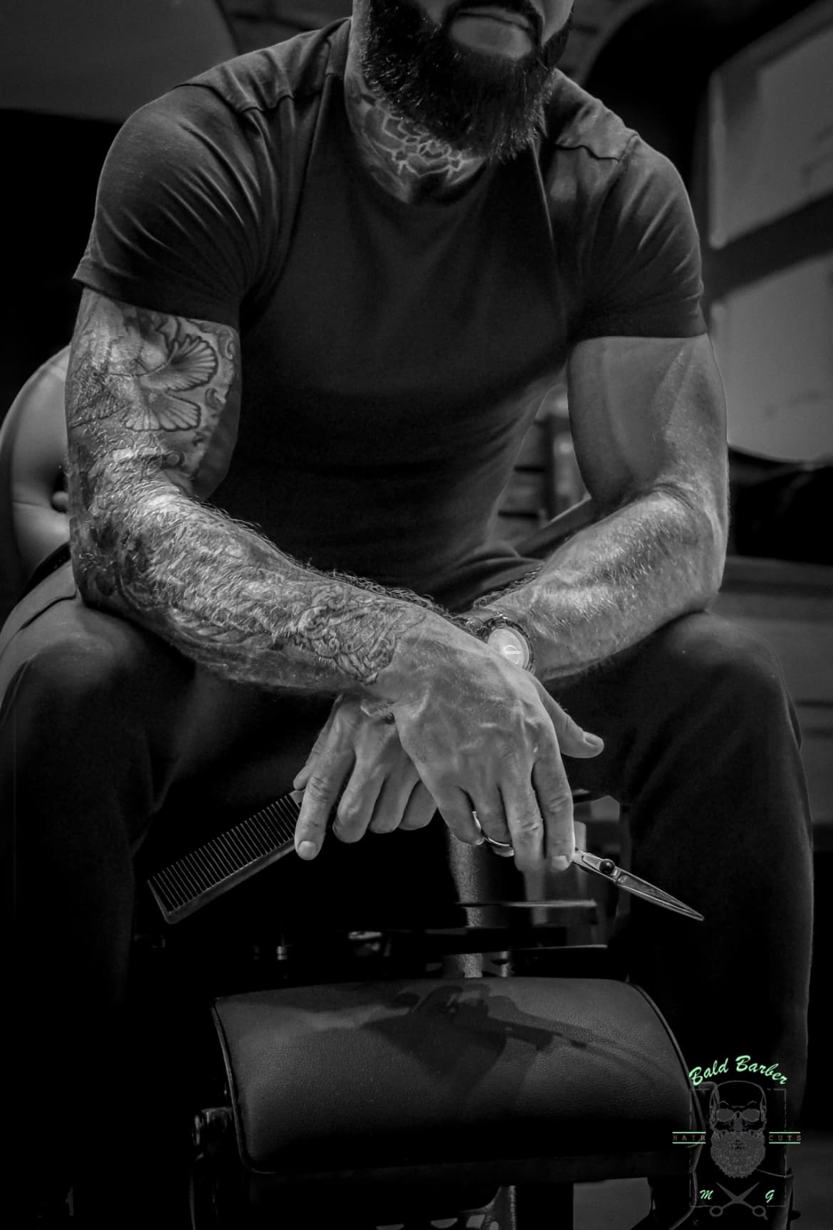 Marcin Gromek z narzędziami barberskimi w salonie Bald Barber