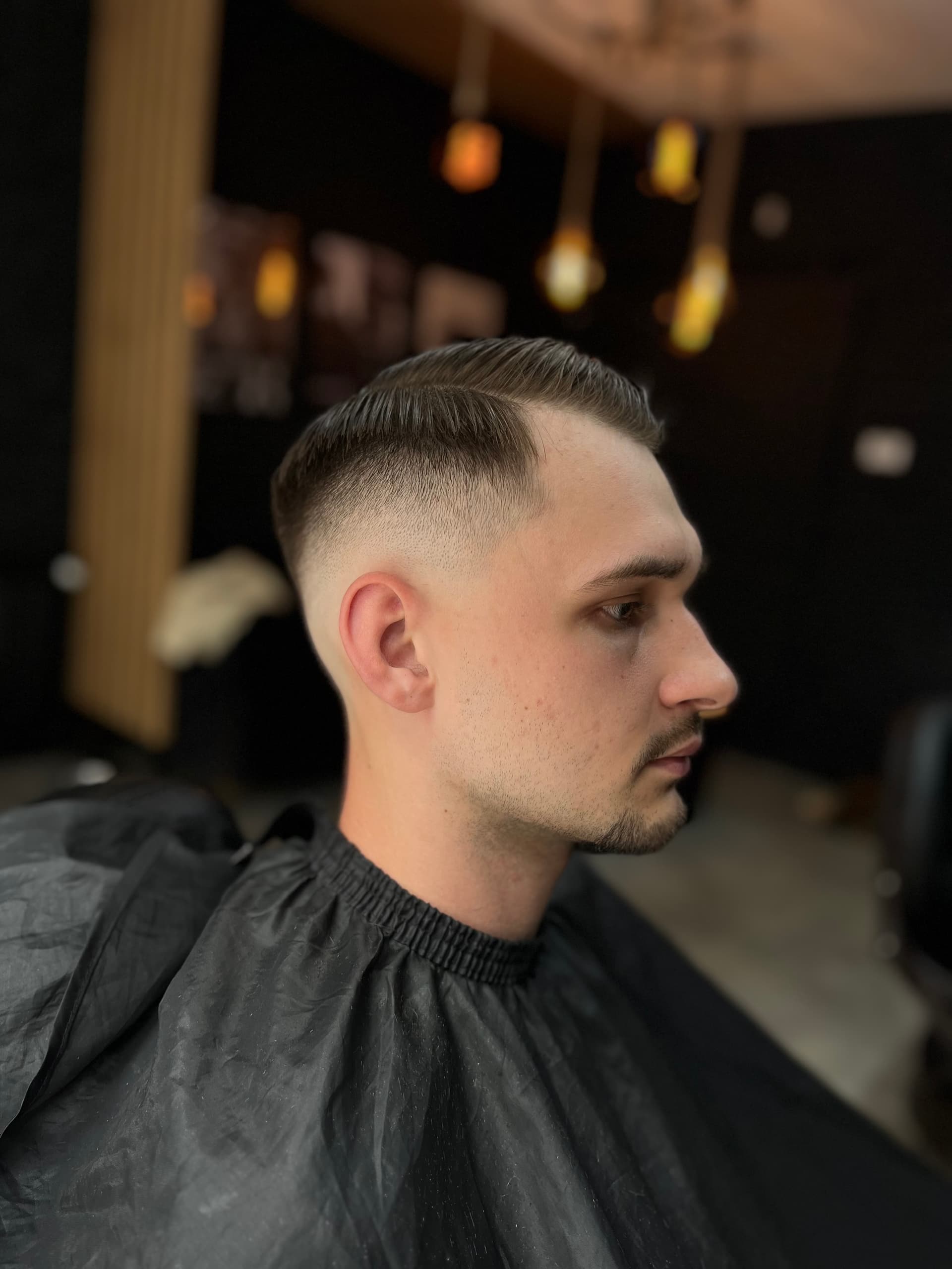 Fade po strzyżeniu w Bald Barber, widok z boku