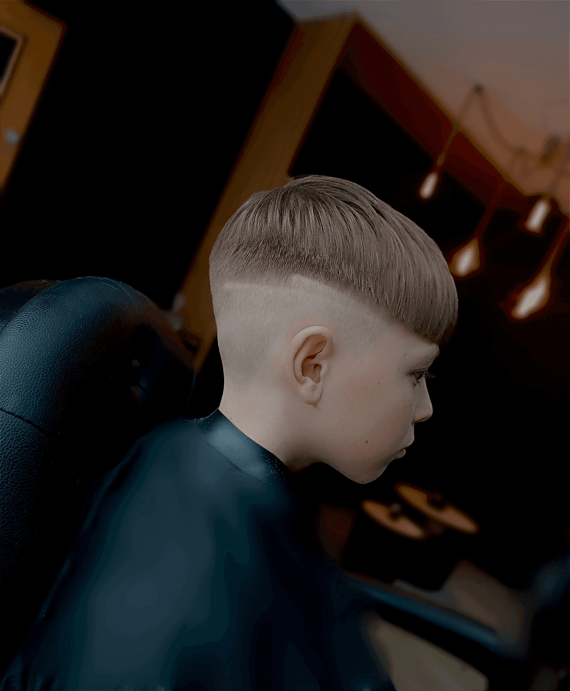 Chłopiec po strzyżeniu dziecięcym w Bald Barber w Inowrocławiu