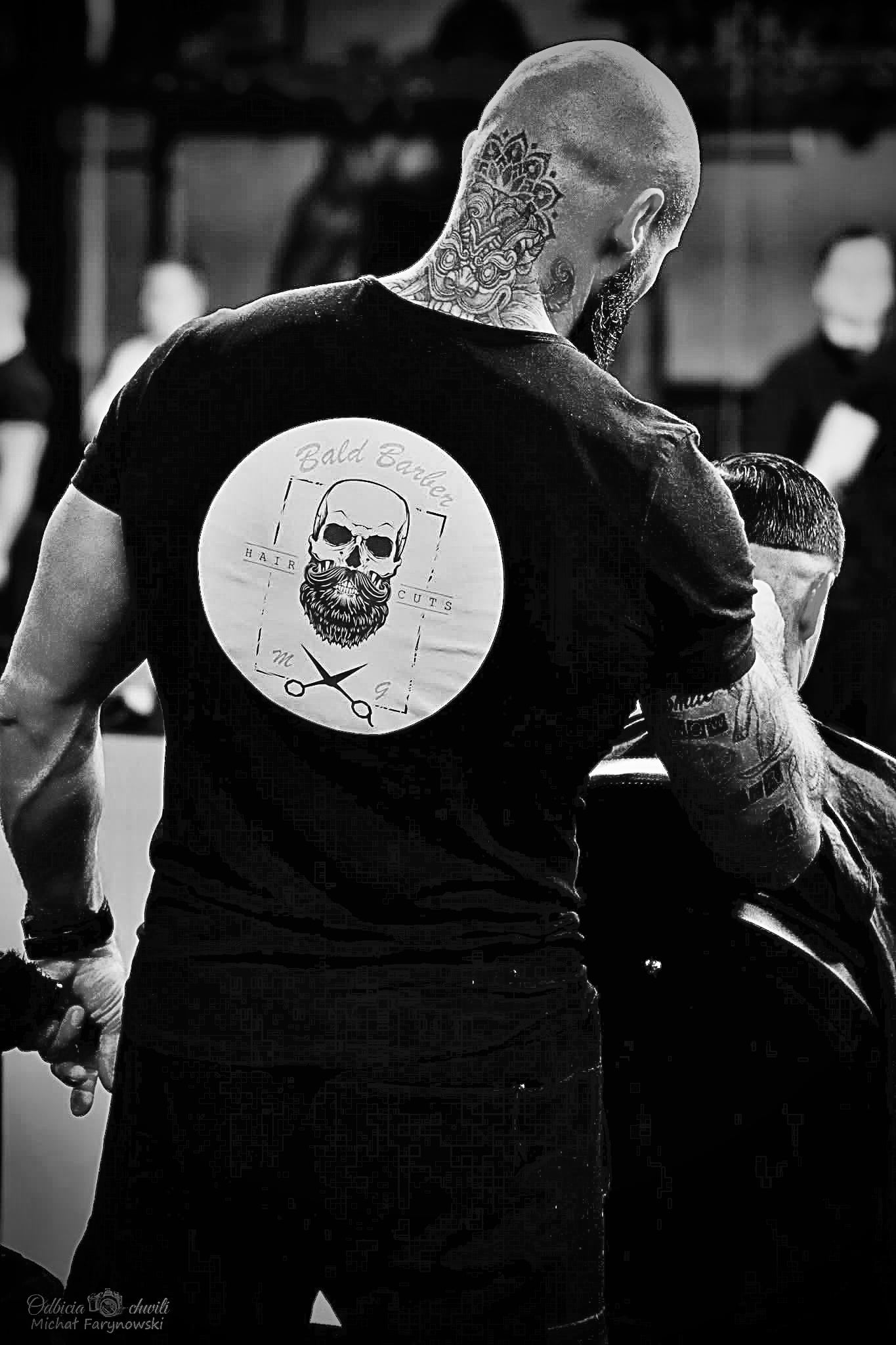 Marcin Gromek strzyże klienta w salonie Bald Barber w Inowrocławiu